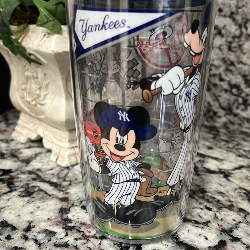 New Tervis NY Yankees Mickey Mouse & friend’s 16oz cup with lid. - Picture 2 of 5